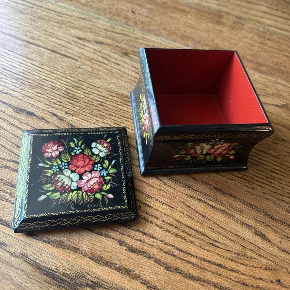 Vintage Russian‎ Lacquer Box | Hand-painted Florals | Artist Signed | Fedoskino?